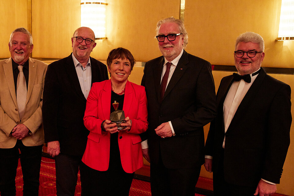 Die Preisträgerin Dr. Margot Käßmann im Kreise der Vorjahrespreisträger (vl.n.r.): Prof. Dr. Manfred Weisensee (2019), Dipl.-Ing. Rolf Bull (2012), Prof. Dr. Klaus Grewe (2014), Dr. Margot Käßmann (2023), Dipl.-Ing. Wilfried Grunau (2003), Dr. Michael McKay (2004). Foto: Hendrik Grunau