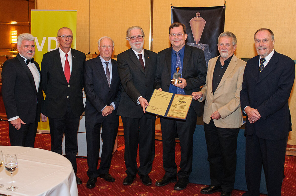 Preisträger des Goldenen Lotes (v.l.): Michael McKay (2004), Hagen Graeff (2010), Harald Lucht (1998), Wilfried Grunau (2003), Jörn Lauterjung (2017), Rolf Bull (2012), Manfred Bonatz (2000). Foto: U. Wille
