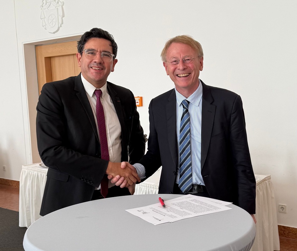 Unterzeichnung des MoU zwischen IGN und BKG: Sébastien Soriano (links) und Prof. Baul Becker (rechts). Quelle: BKG