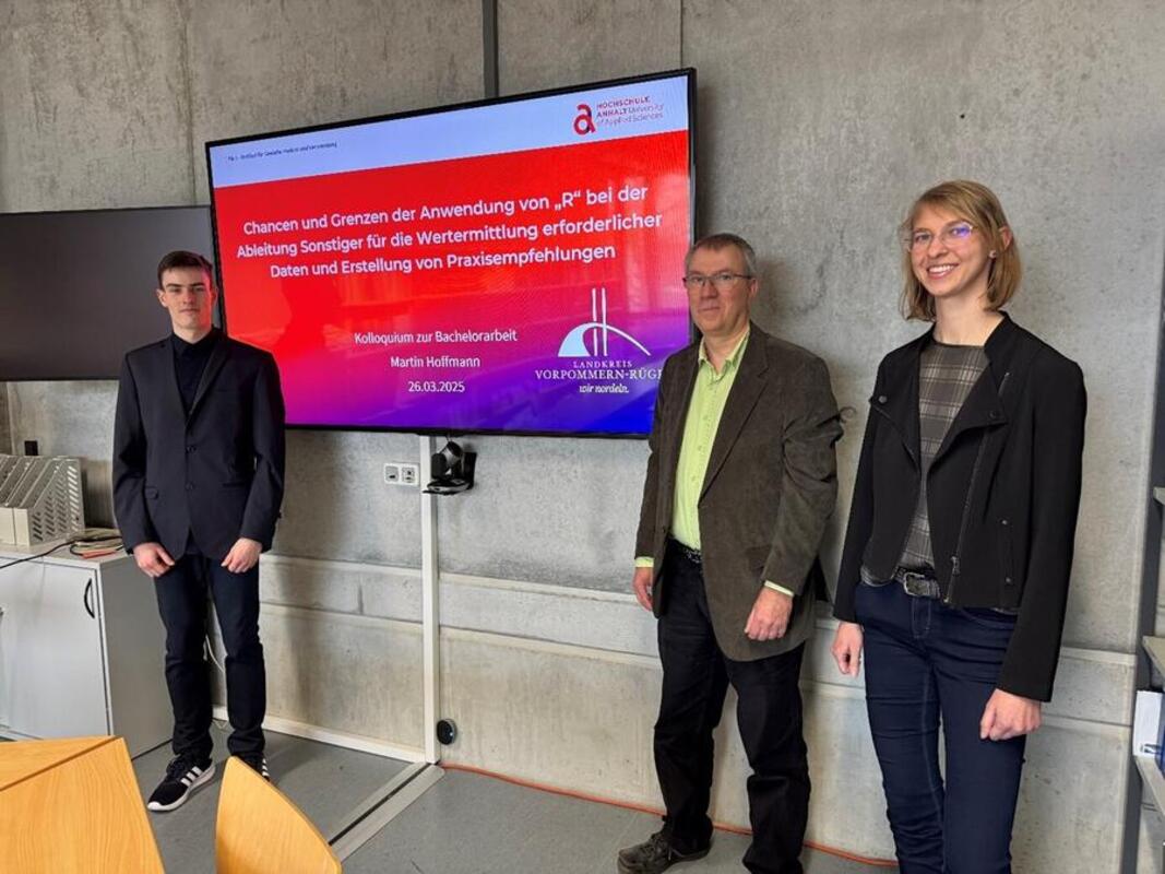 Der erste Student der Kreisverwaltung im dualen Studiengang Bachelor of Engineering - "Vermessung und Geoinformatik", Martin Hoffmann, hat im März 2025 das Bachelor-Studium erfolgreich abgeschlossen © Landkreis Vorpommern-Rügen