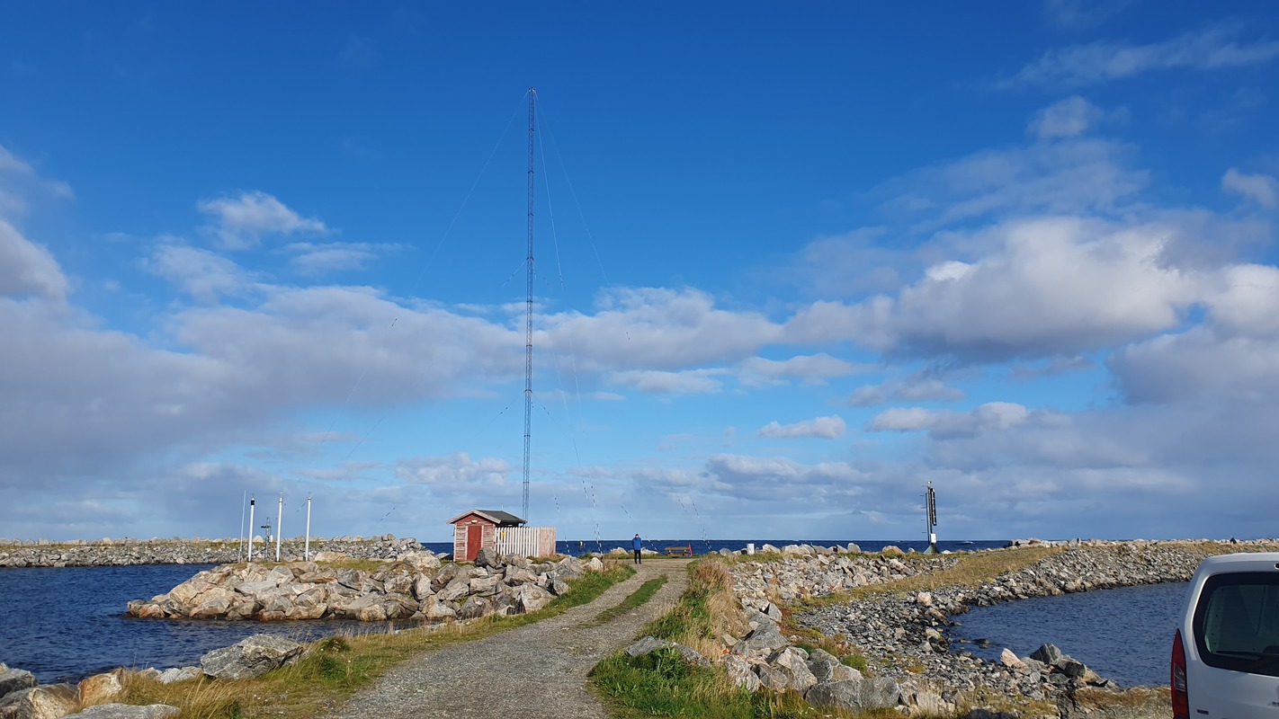 Eine Funkstation auf Andøya. DGPS-Station (Differential Global Positioning System) in Andenes auf Andøya in Norwegen, die für die Jamming and Spoofing Experimente temporär durch das DLR um R-Mode-Signale erweitert wurde. Bild: DLR (CC BY-NC-ND 3.0)