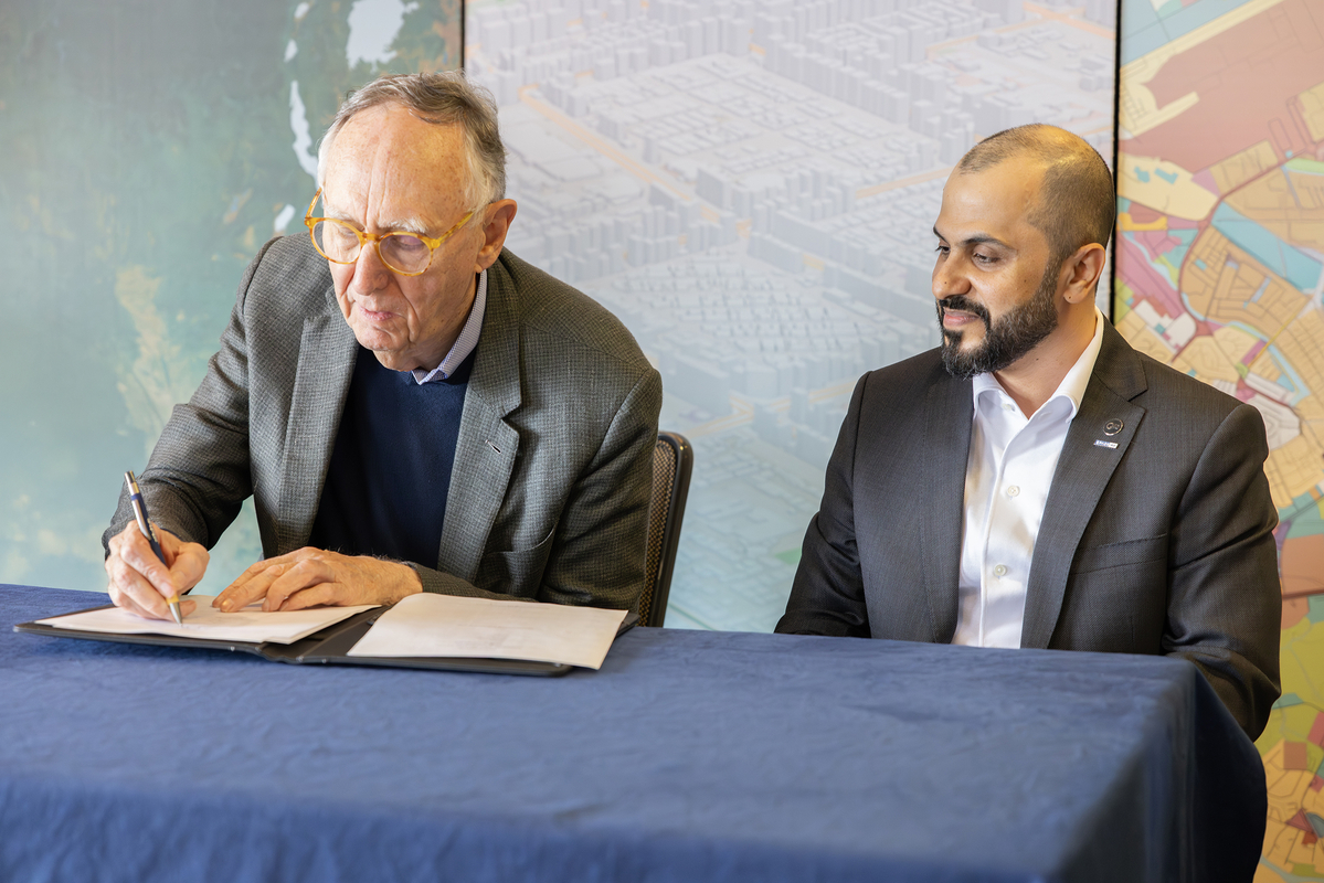 Esri-Präsident Jack Dangermond und Space42-CEO Hasan Al Hosani unterzeichnen auf der Esri-Anwenderkonferenz ein Memorandum of Understanding (MOU). Bild: Esri
