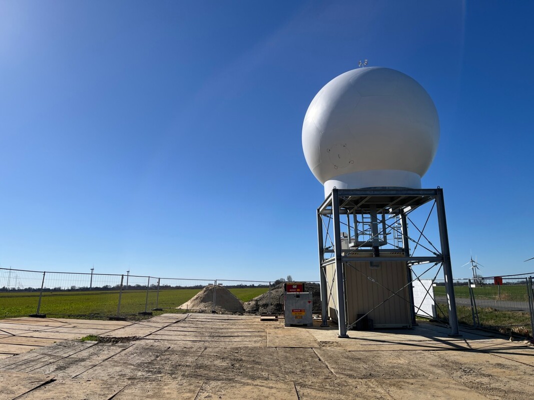 Das Dual Doppler Wind-Radar misst die Windgeschwindigkeit bei Krummendeich im Landkreis Stade. Bild © Fraunhofer IWES/Jan Diettrich