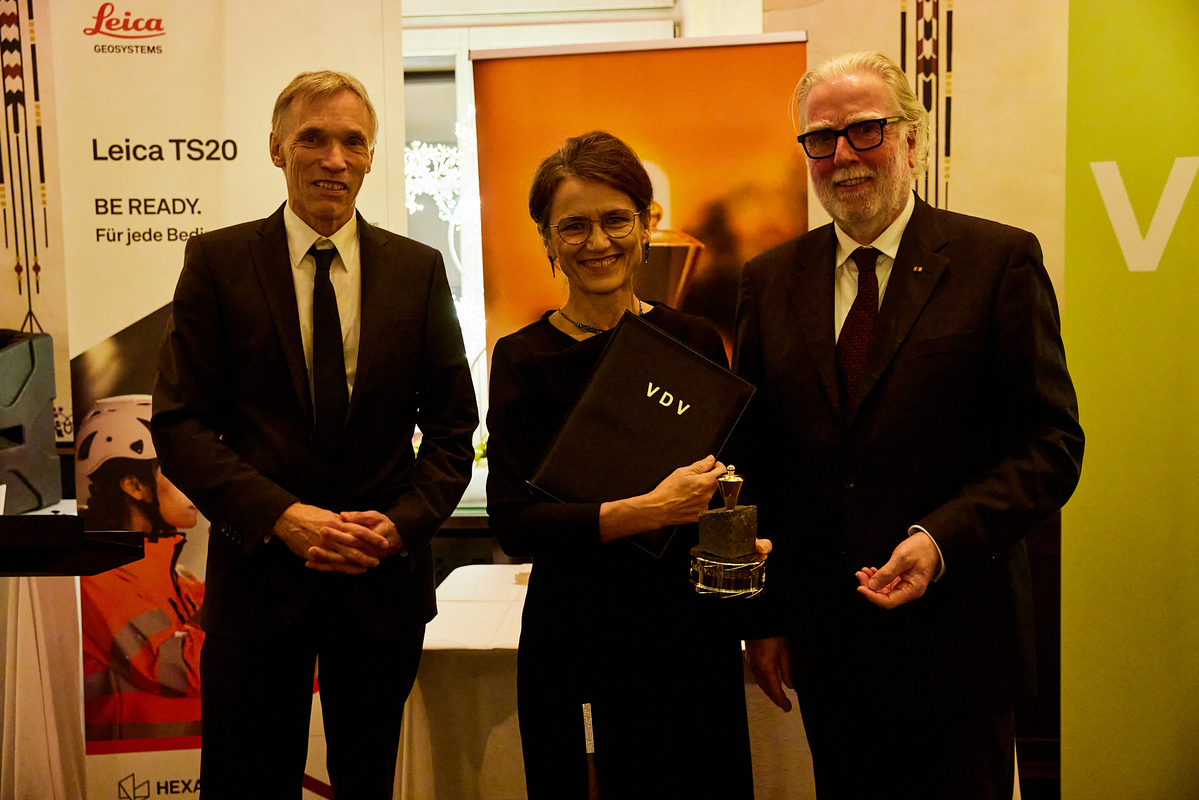v. l.: Prof. Dr. Thomas Luhmann (Laudator), Prof. Dr. Martina Klärle (Preisträgerin), Wilfried Grunau (VDV-Präsident) - Foto: Hendrik Grunau