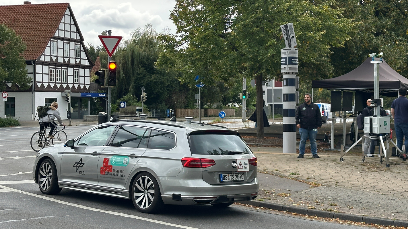 Praxistest von MAD Urban mit Forschungsfahrzeugen in Braunschweig Bei Tests am Braunschweiger Tostmannpatz erprobte das DLR erstmals das autonome Fahren mit Infrastruktur-Unterstützung. Bild © DLR.