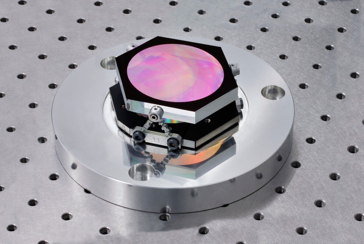 Das nanostrukturierte Gitter für das Copernicus Sentinel-4 Instrument der ESA ist mikrometergenau montiert. Bild: © Fraunhofer IOF