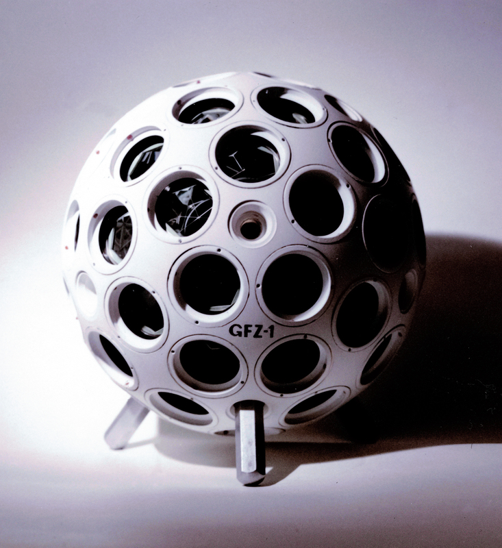 Der fußballgroße Satellit „GFZ-1“, liebevoll „Space-Trabi“ genannt, half, das Schwerefeld der Erde zu messen. 60 Retroreflektoren spiegelten Laserlicht von Messstationen auf der Erde. Die Laufzeit des Laserstrahls führte zur Position des Satelliten. Bild: GFZ