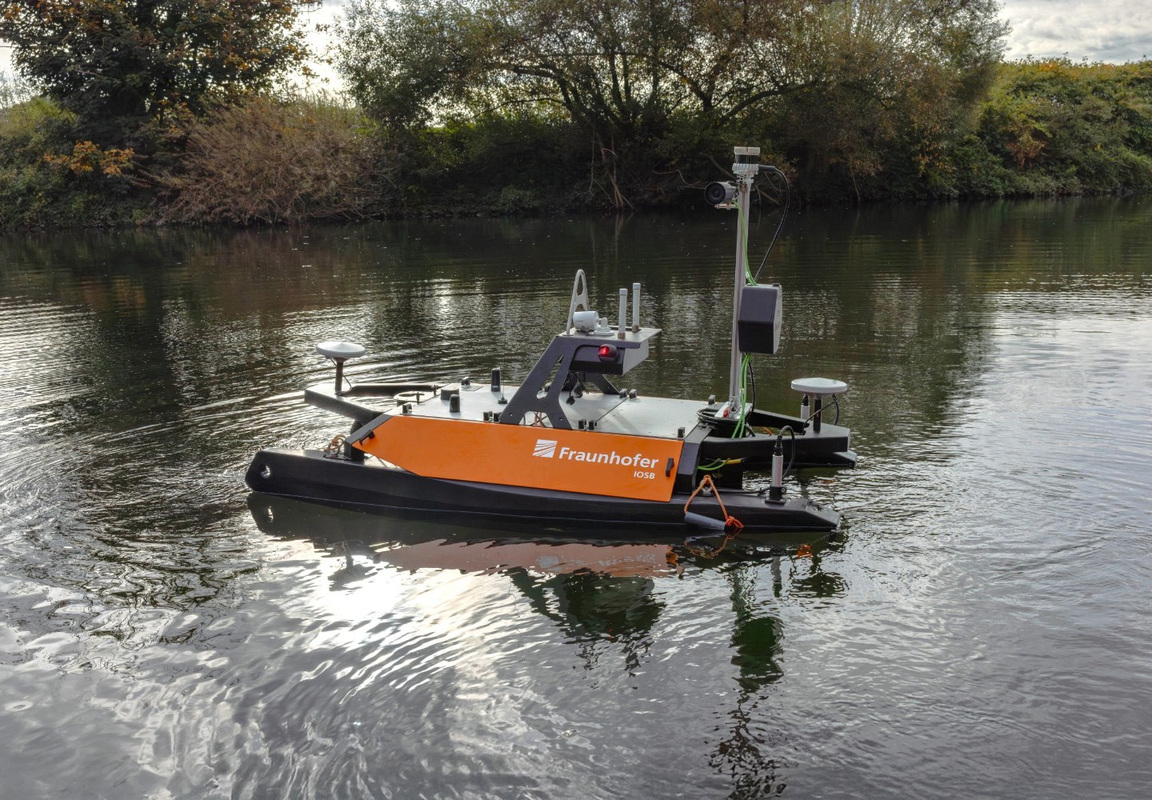 Die autonome Wasserdrohne des Fraunhofer IOSB ist voll gepackt mit Sensorik. Copyright: © BR-D