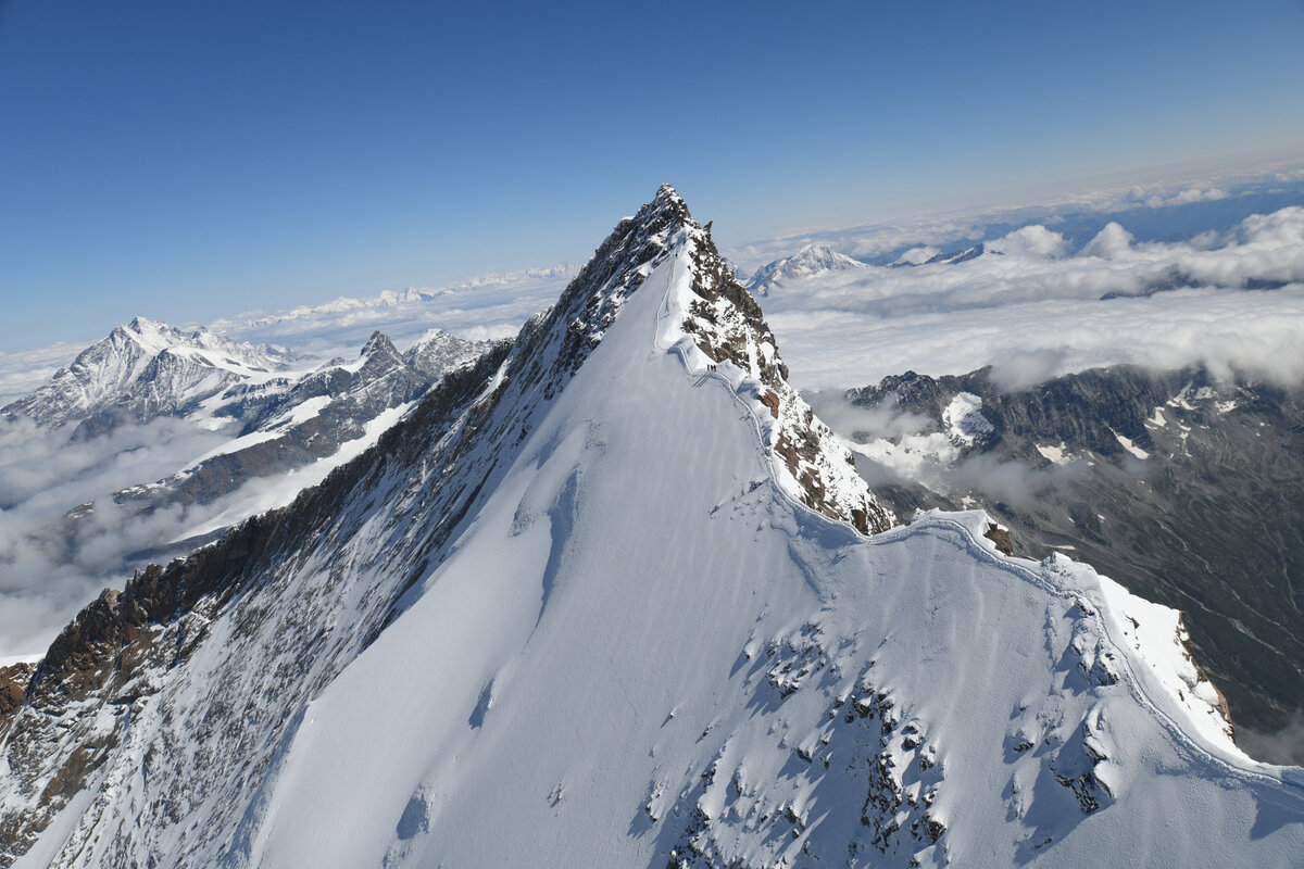 Mehr als 3.000 hochauflösende Fotos von der Ostwand des Monte Rosa-Massivs wurden aus einem Helikopter aufgenommen. Mithilfe einer photogrammetrischen Software entsteht aus diesen Daten ein hochauflösendes 3D-Modell des Geländes. Bildquelle/Copyright: Marcus Nüsser