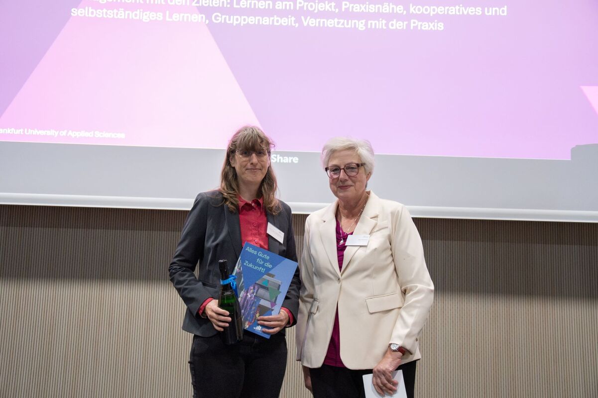 Prof. Dr.-Ing. Cornelia Eschelbach (l.) wurde von Petra Rossbrey, Vorsitzende des Fördervereins der Frankfurt UAS, mit dem Innovationspreis ausgezeichnet. Copyright: Frankfurt UAS