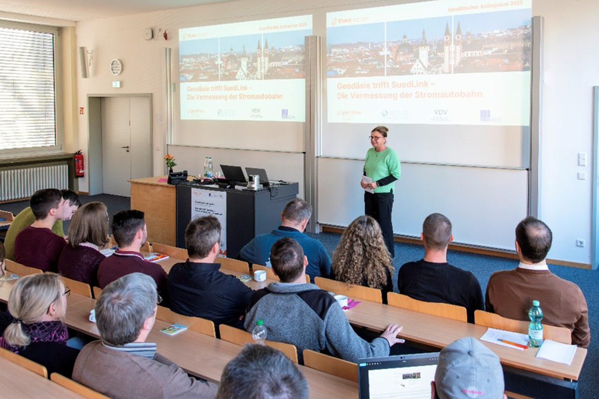 Professorin Dr.-Ing. Daniela Wenzel führt rund 70 Teilnehmende durch die Veranstaltung. Bild: Rainer Schäffner
